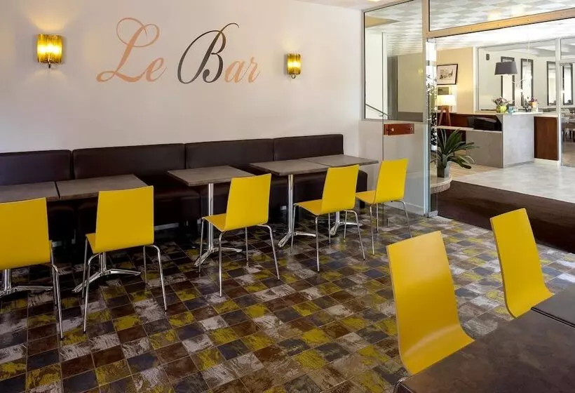 Отель Logis Hôtel Restaurant Les Cèdres