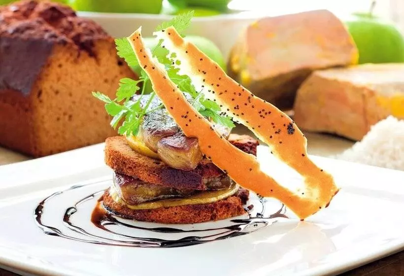 Отель Logis Hôtel Restaurant Les Cèdres