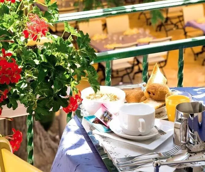 Отель Logis Hôtel Restaurant Les Cèdres