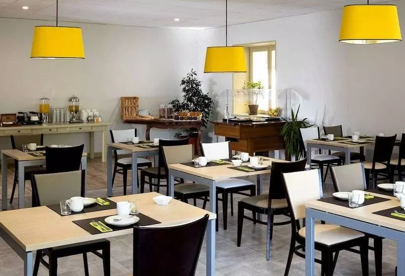 Отель Logis Hôtel Restaurant Les Cèdres