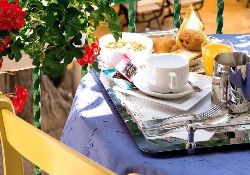 Отель Logis Hôtel Restaurant Les Cèdres