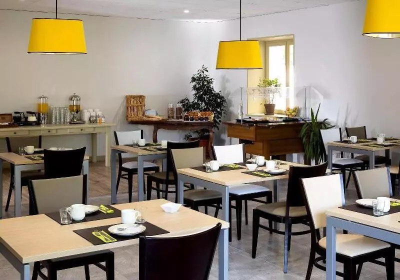 Отель Logis Hôtel Restaurant Les Cèdres