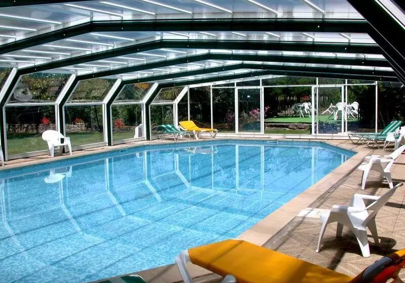 Отель Logis Hôtel Restaurant Les Cèdres