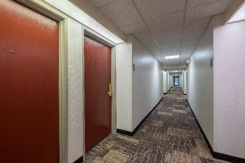 هتل Spark By Hilton Bentonville