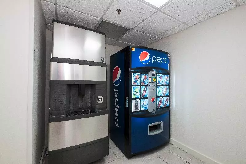 هتل Spark By Hilton Bentonville