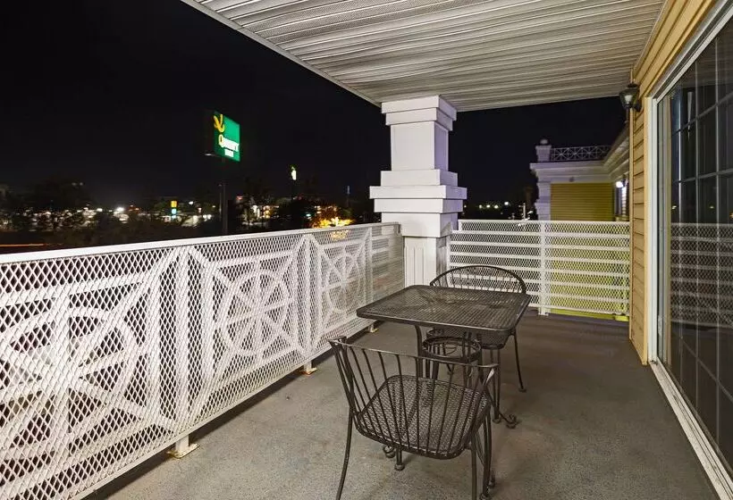 Отель Quality Inn & Suites Tulare