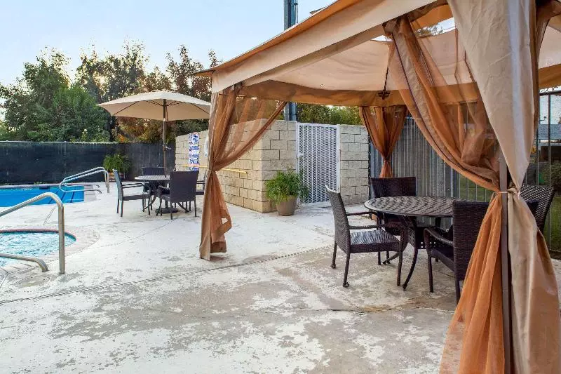 Отель Quality Inn & Suites Tulare