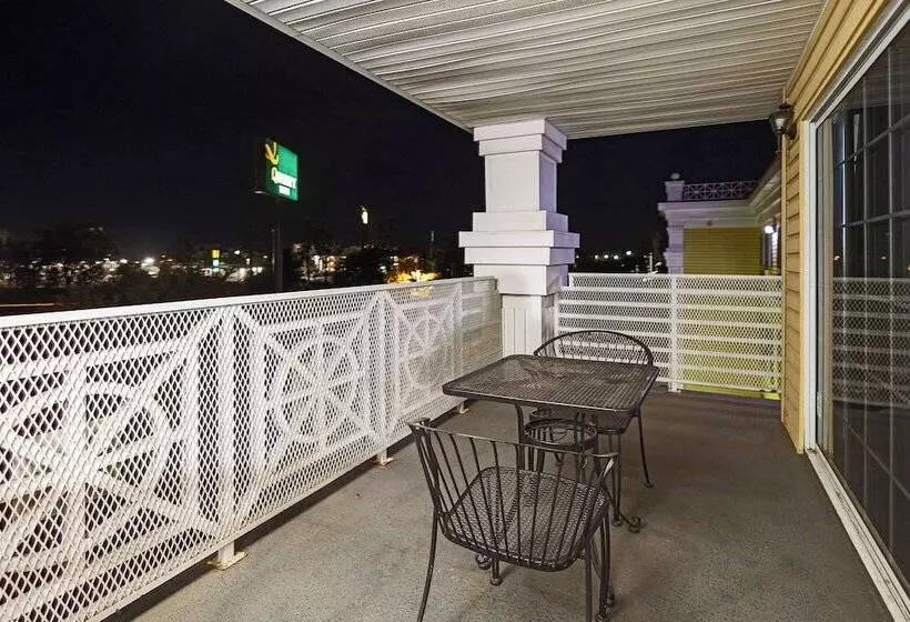 Отель Quality Inn & Suites Tulare