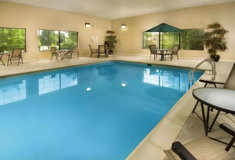 בית מלון כפרי Comfort Suites Dulles Airport