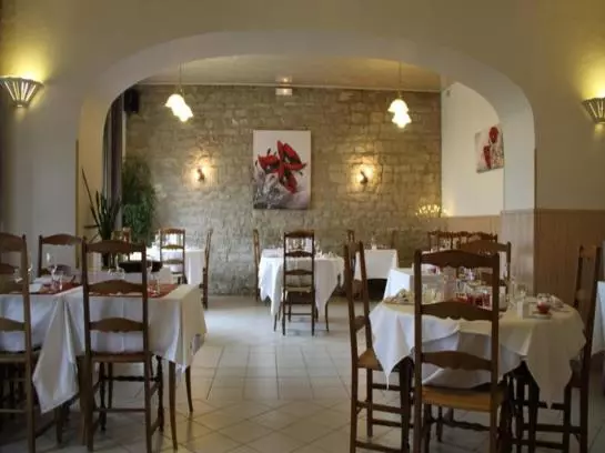 Отель Logis Hostellerie Des Monts Jura