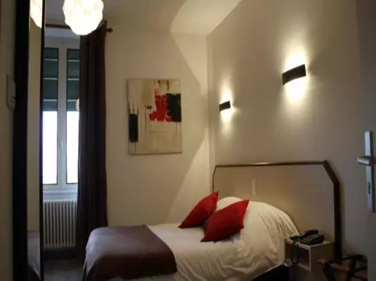 Отель Logis Hostellerie Des Monts Jura