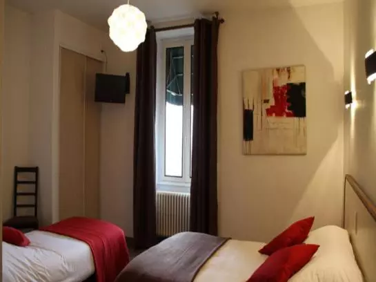 Отель Logis Hostellerie Des Monts Jura