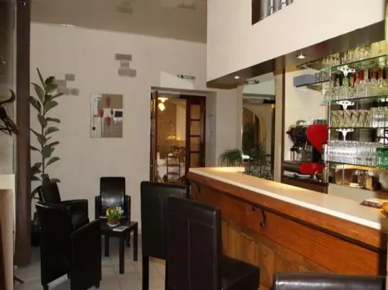 Отель Logis Hostellerie Des Monts Jura