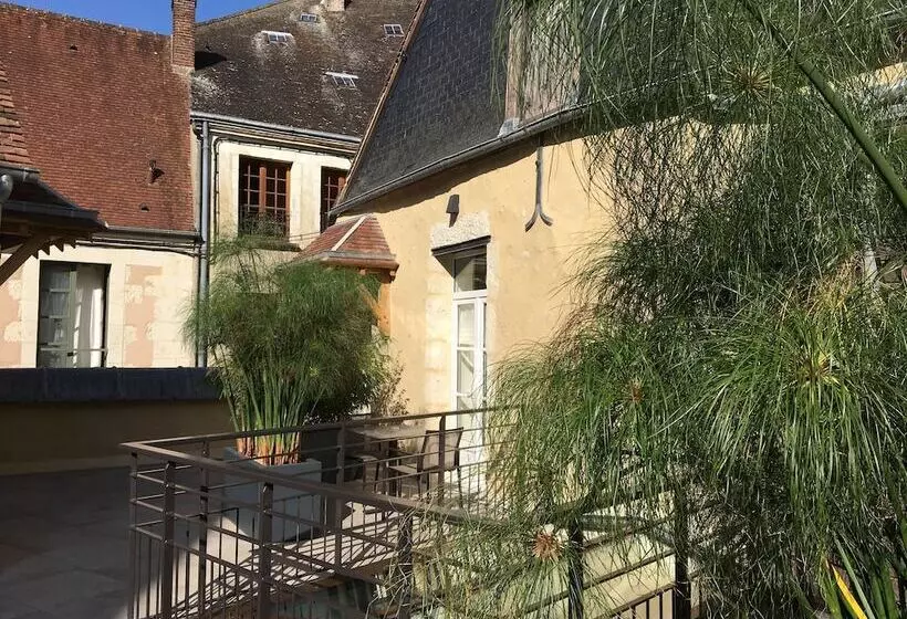 ホテル Logis   Hôtel & Restaurant Du Tribunal