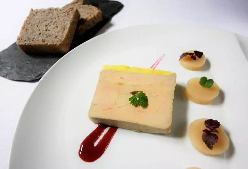 ホテル Logis   Hôtel & Restaurant Du Tribunal