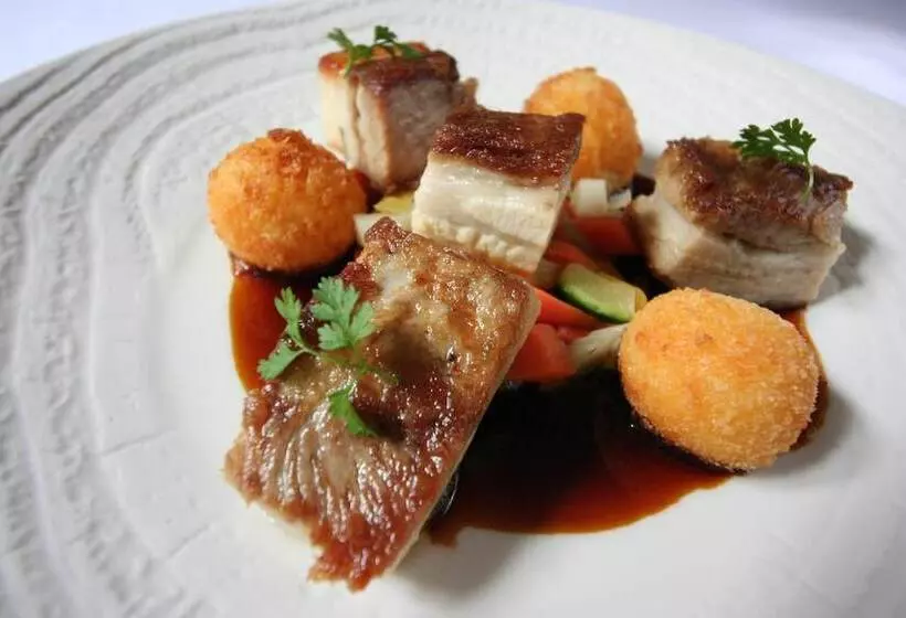 ホテル Logis   Hôtel & Restaurant Du Tribunal