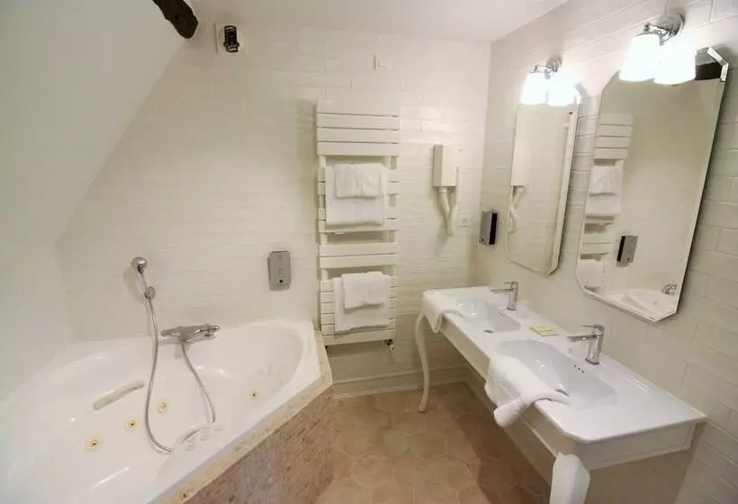 ホテル Logis   Hôtel & Restaurant Du Tribunal