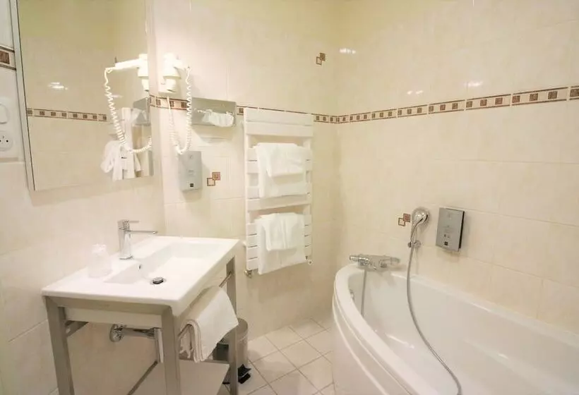 ホテル Logis   Hôtel & Restaurant Du Tribunal