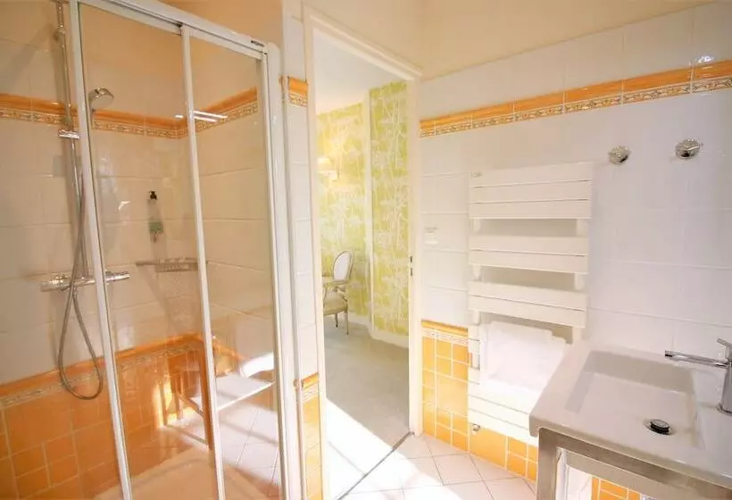 ホテル Logis   Hôtel & Restaurant Du Tribunal