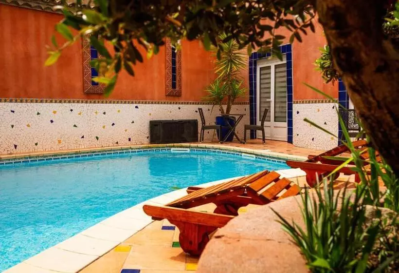 호텔 Logis Hôtel Restaurant De La Paix