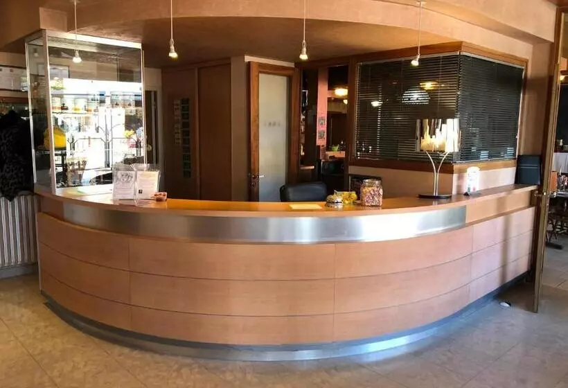 ホテル Logis Hôtel Restaurant Le Commerce