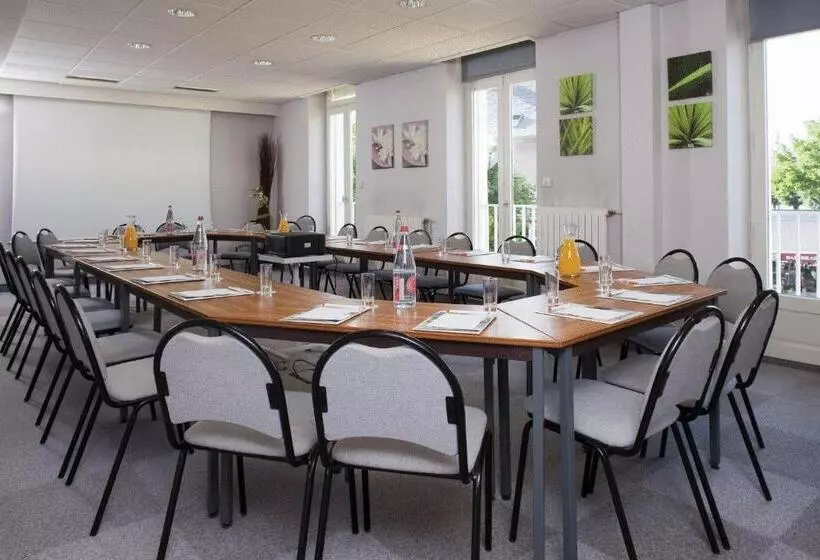 ホテル Logis Hôtel Restaurant Le Commerce