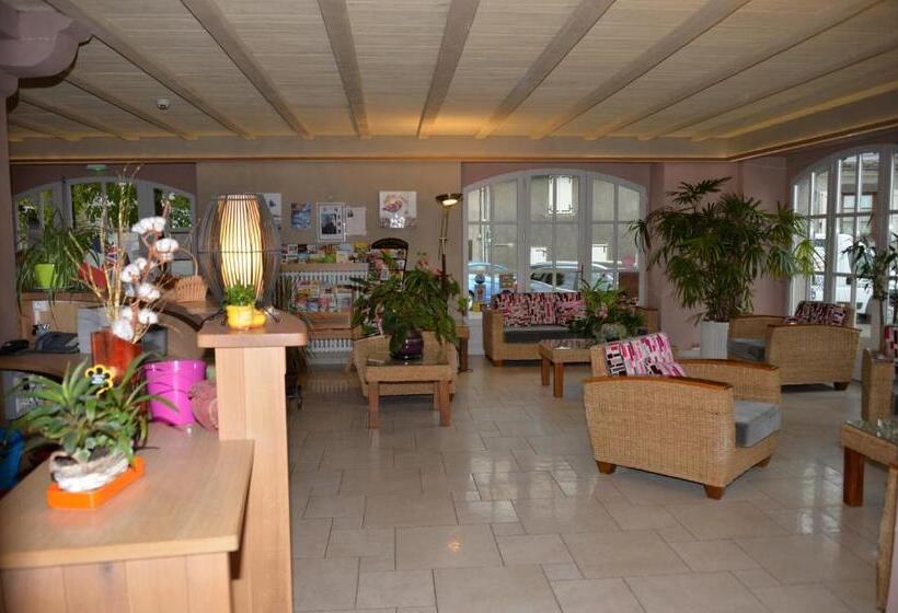 هتل Logis Hôtel Restaurant & Spa Les Remparts