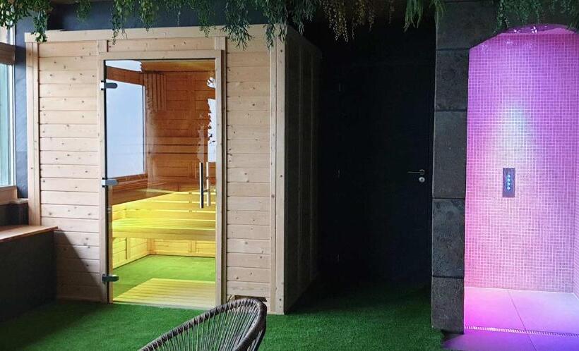 هتل Logis Hôtel Restaurant & Spa Les Remparts