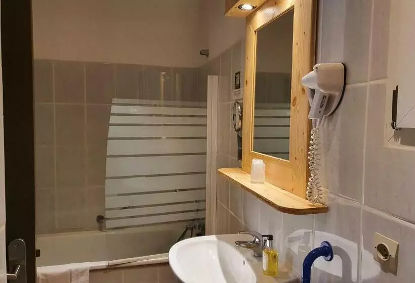 Отель Logis Hôtel Restaurant L Escarbille