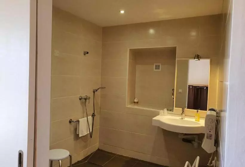 Отель Logis Hôtel Restaurant L Escarbille