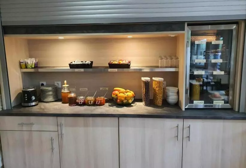 Отель Logis Hôtel Restaurant L Escarbille