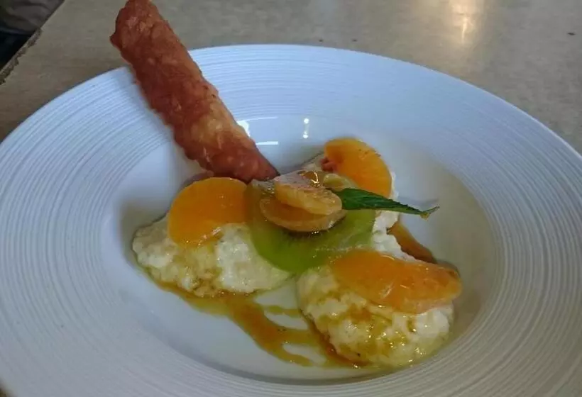 Отель Logis Hôtel Restaurant Les Tilleuls