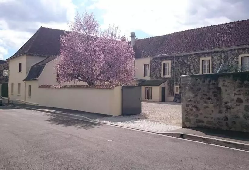 Отель Logis Hôtel Restaurant Les Tilleuls