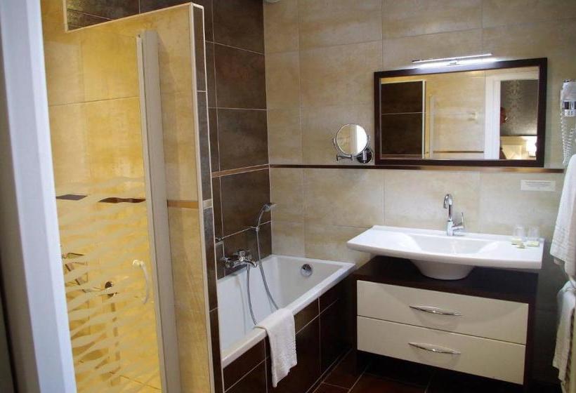 هتل Logis Hôtel Les Platanes