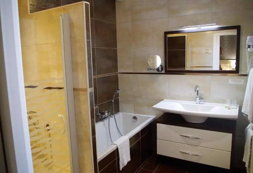 호텔 Logis Hôtel Les Platanes