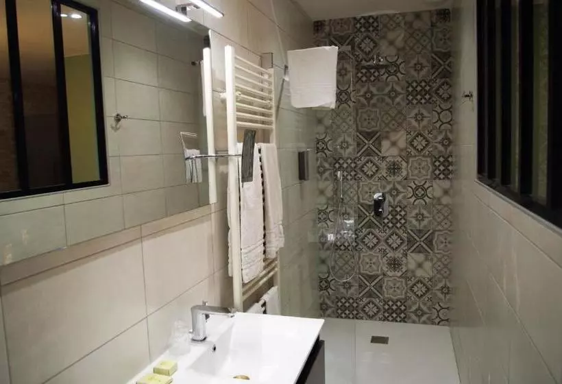 호텔 Logis Hôtel Les Platanes