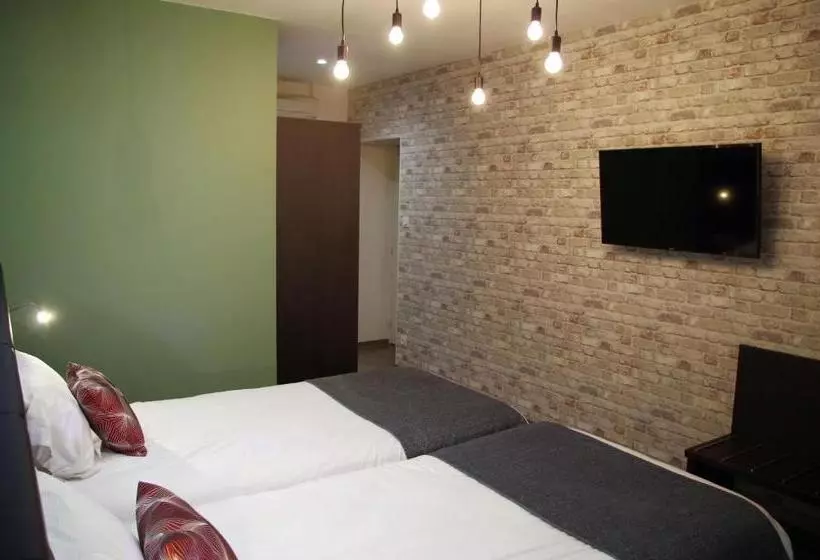 호텔 Logis Hôtel Les Platanes