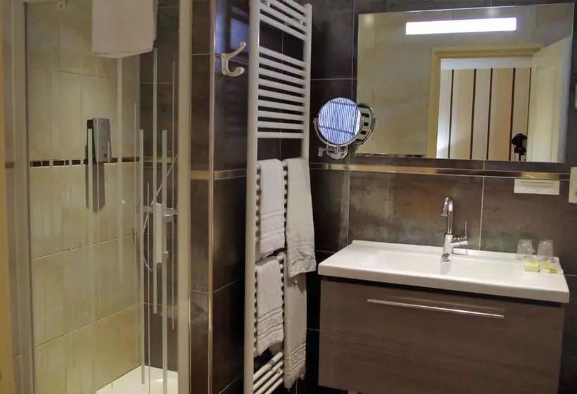 호텔 Logis Hôtel Les Platanes