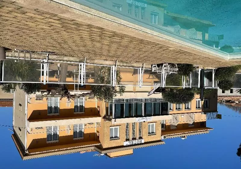 ホテル Logis Hôtel Le Clement V