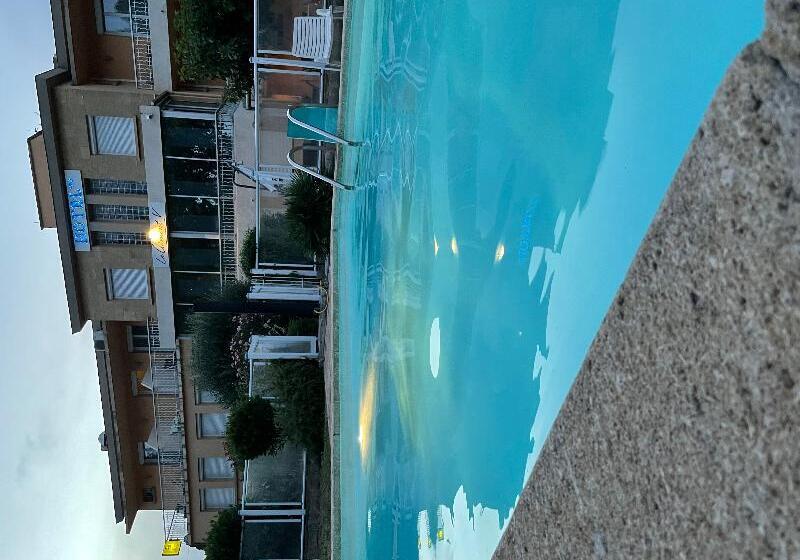 فندق Logis Hôtel Le Clement V