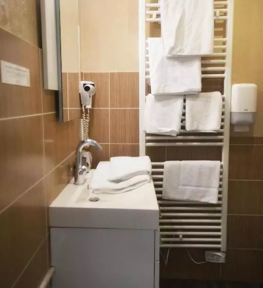 Отель Le Victor Hugo Hôtel Et Restaurant Logis Hôtels