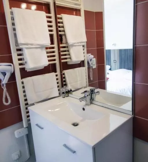 Отель Le Victor Hugo Hôtel Et Restaurant Logis Hôtels