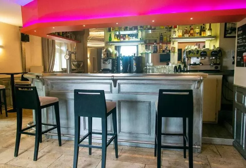 Отель Le Victor Hugo Hôtel Et Restaurant Logis Hôtels