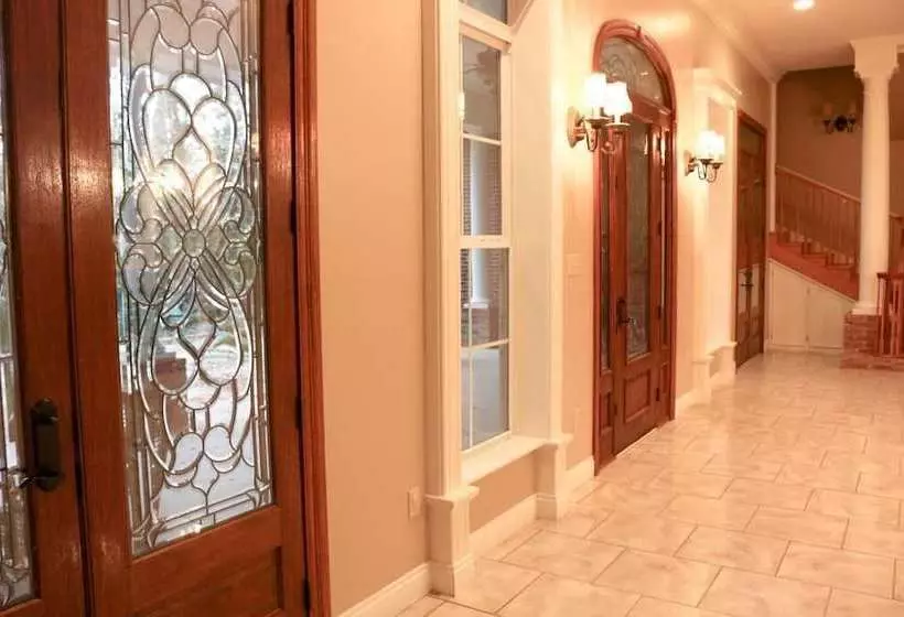 تختخواب و صبحانه Opus House