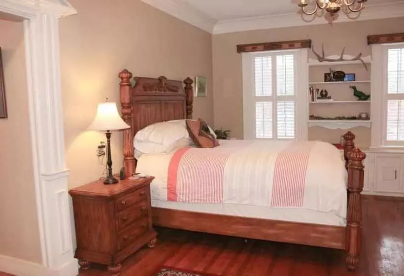 تختخواب و صبحانه Opus House