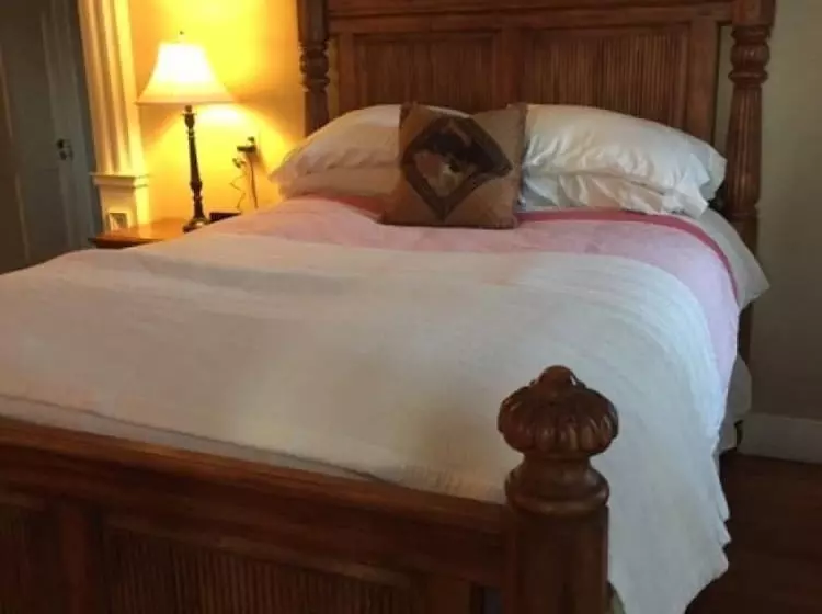 تختخواب و صبحانه Opus House