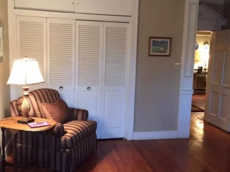 تختخواب و صبحانه Opus House