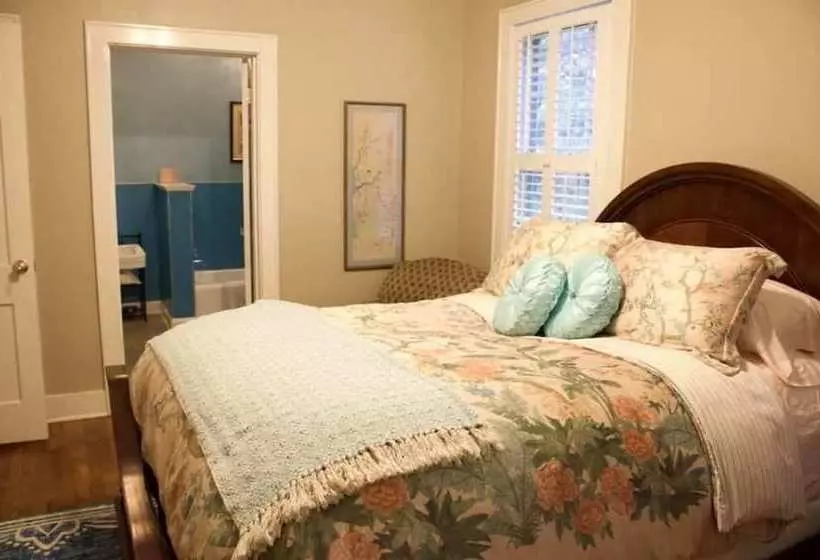 تختخواب و صبحانه Opus House