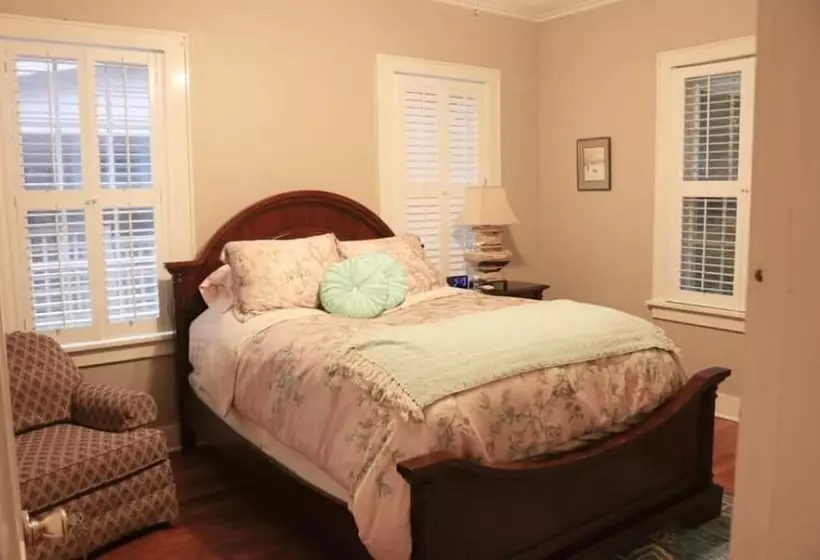 تختخواب و صبحانه Opus House