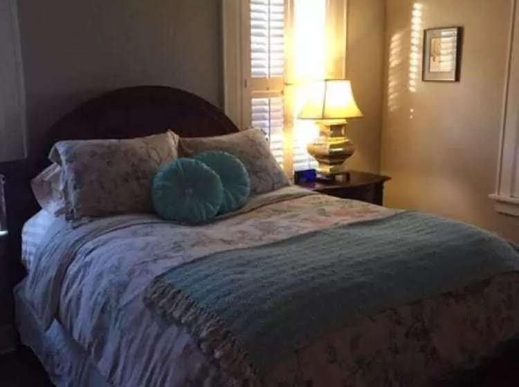 تختخواب و صبحانه Opus House